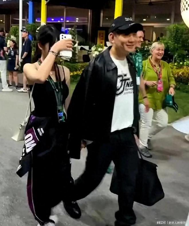 举杯美加墨·花絮丨就怕贼惦记,英格兰队装备车被偷得仅剩一只足球了