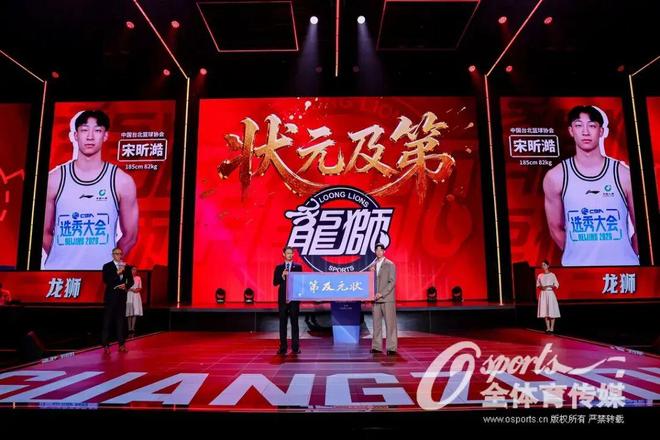 杨乐乐11岁儿子现身，眼神举止异常引热议，网友建议汪涵练小号