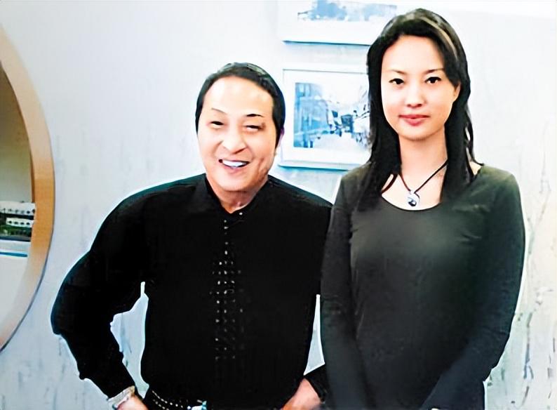 大跌眼镜！王思聪女友生图曝光：他陪29岁女友逛奥塞博物馆，懒懒很瘦染黄色头发，像精神小妹