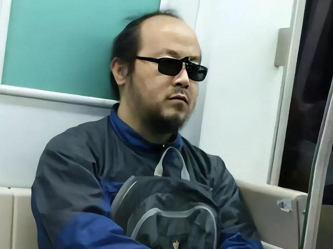 长沙占车位女子彭某身份被证实!车主再曝新细节,眼镜男才是关键
