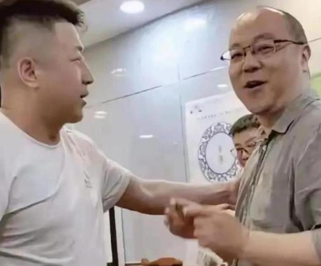 长沙占车位女子彭某身份被证实!车主再曝新细节,眼镜男才是关键