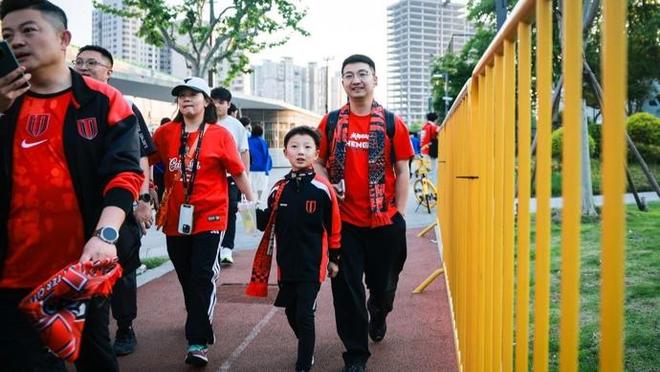 76岁大爷每天暴走2万步,退休金8000,最后死在睡梦中
