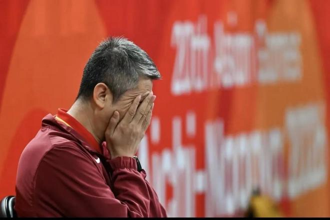 罕见一幕!阿尔卡拉斯吃瓜围观,德约鏖战五盘爆发顶棚争议