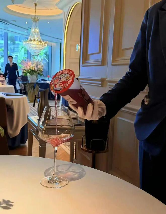 9元饮料倒入高脚杯卖398元？上海警方通报：沈某某已被行拘