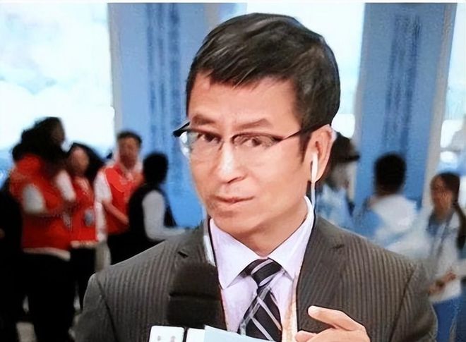 炸裂！亚航排泄事件后续：阿姨自曝原因，目击乘客发声，厕所就在5米远