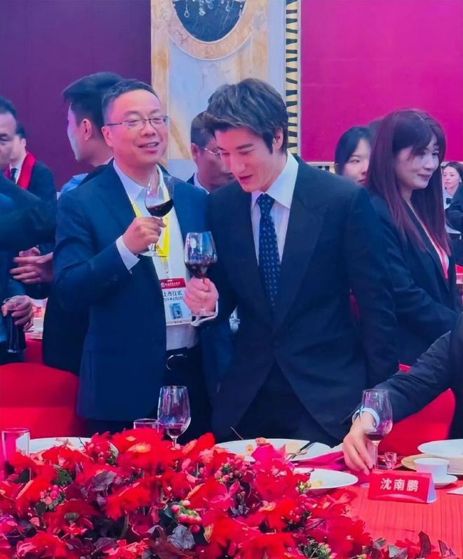 梅西留下不走了,是时候该回家了世界杯的掌声还在耳边,但梅西已经站在了人生的另一个十字路口