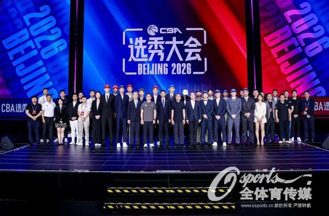 杨乐乐11岁儿子现身，眼神举止异常引热议，网友建议汪涵练小号