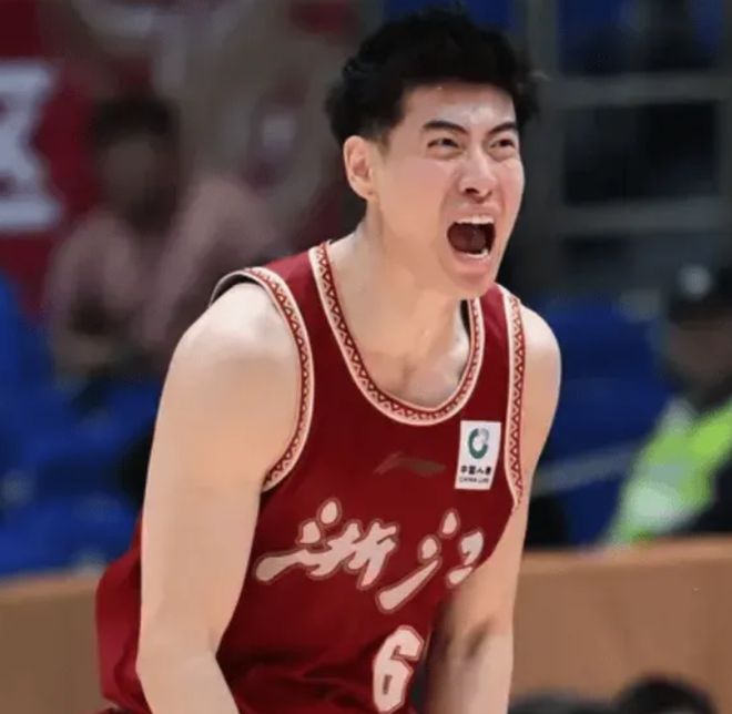 詹姆斯真是香饽饽,勇士队、骑士队、热火队等队用语音留言招募他