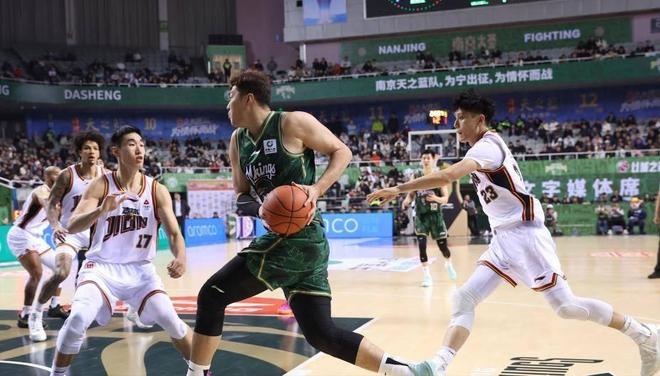 杨瀚森7分8篮板!中国男篮5分险胜,徐昕受伤离场,廖三宁21分